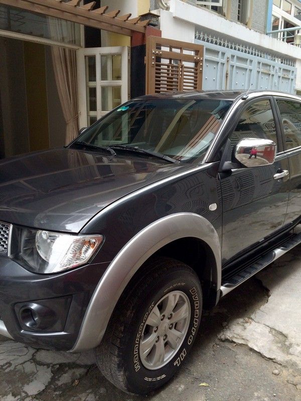 Cần bán chiếc Mitsubishi Triton 2011, máy dầu 02 cầu, AT, màu xám xanh! - 1