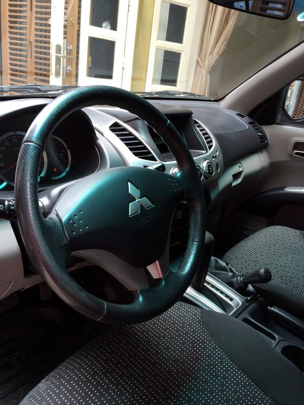 Cần bán chiếc Mitsubishi Triton 2011, máy dầu 02 cầu, AT, màu xám xanh! - 5