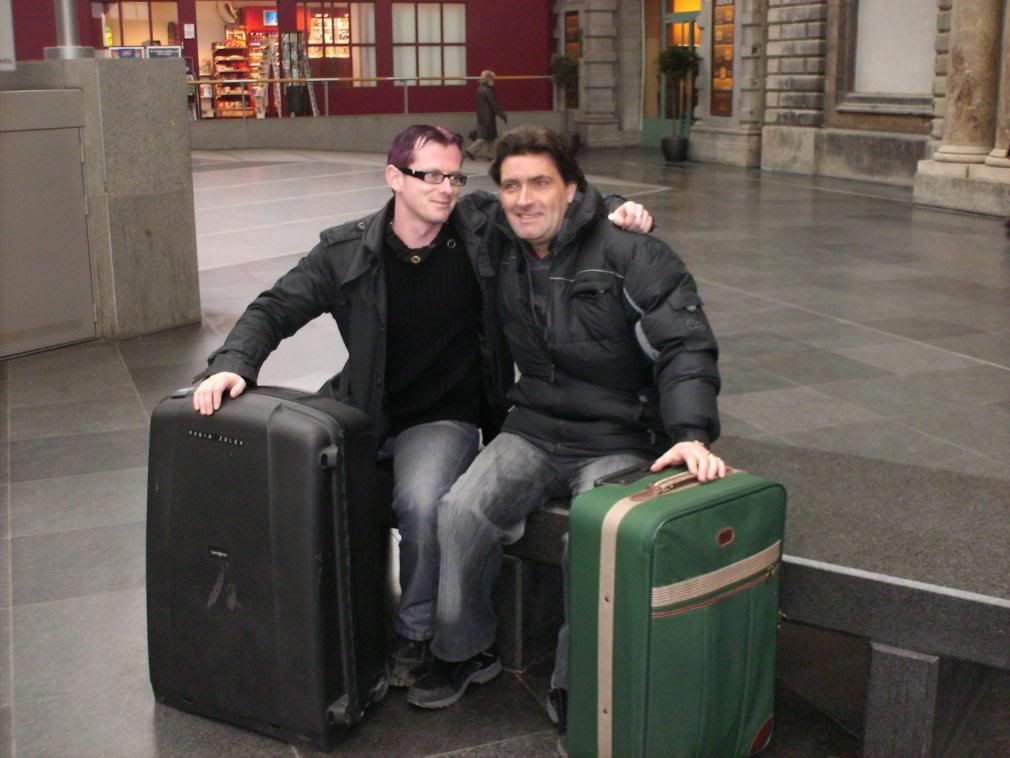 twee mensen met een koffer