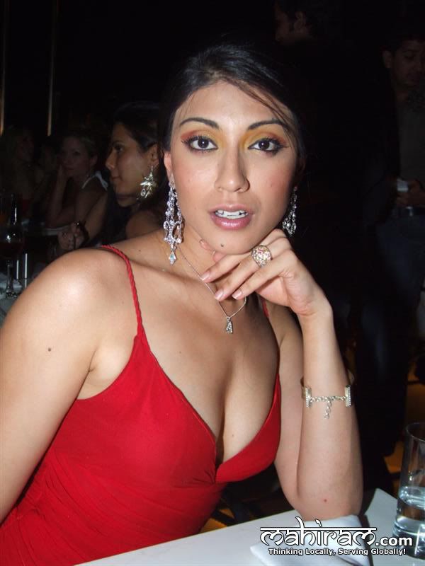 Bollywood top model: beautiful with sexy red gown