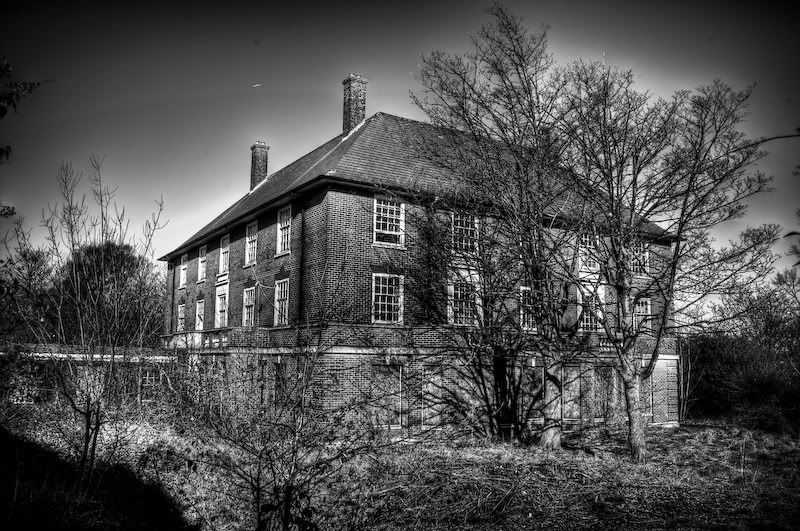 IMAGE: http://i244.photobucket.com/albums/gg8/matt-peters/AO4I3135_6_7_8_9_tonemapped.jpg